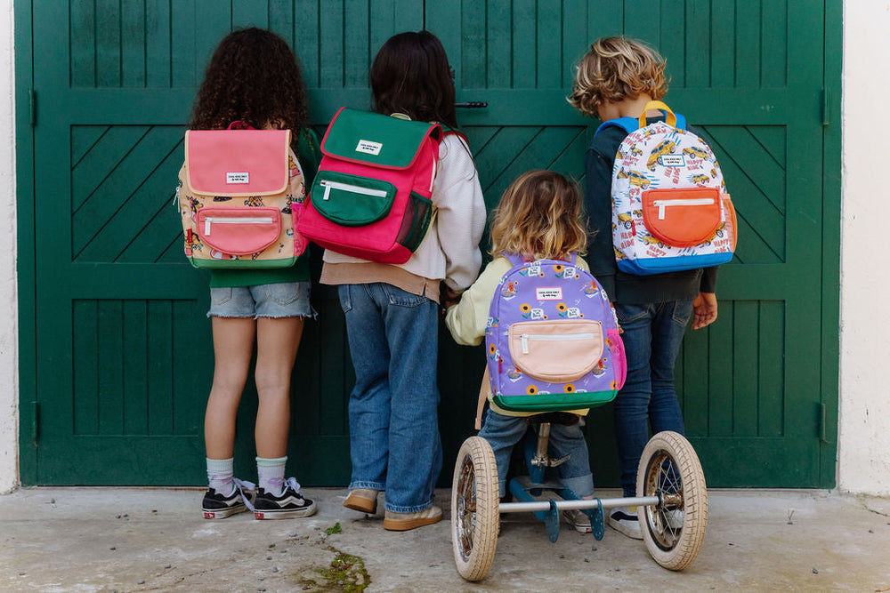 niños con mochilas escolares hello hossy en alva for kids