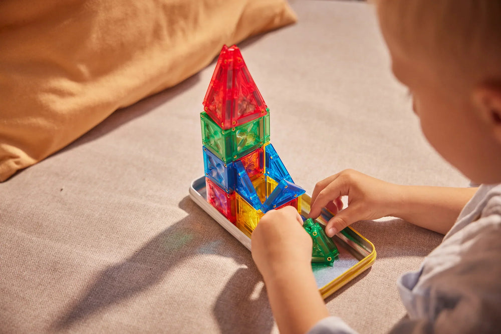 Crío jugando con piezas magnéticas de construcción, juguete disponible en Älva for Kids Malasaña Madrid