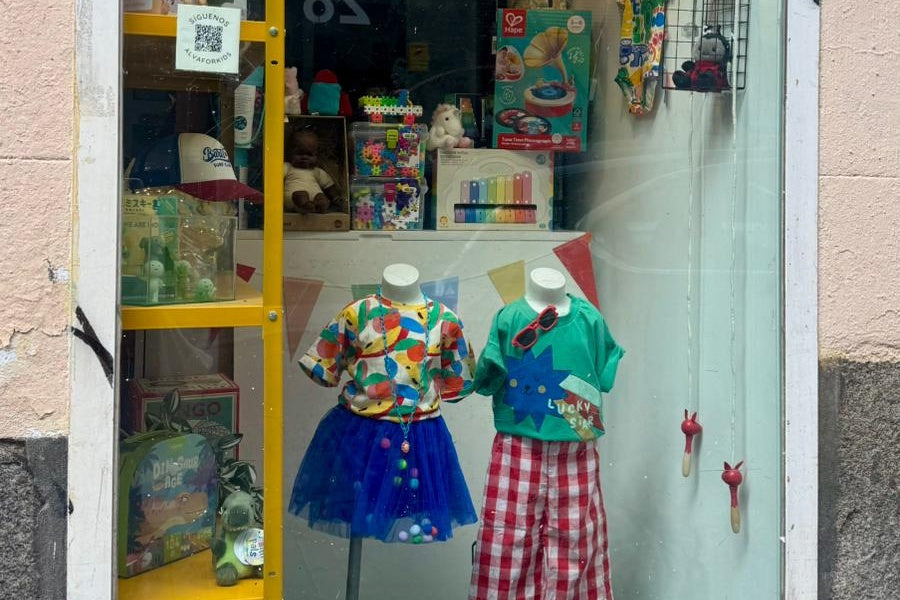 Escaparate de Älva for Kids, tienda infantil en Malasaña, Madrid