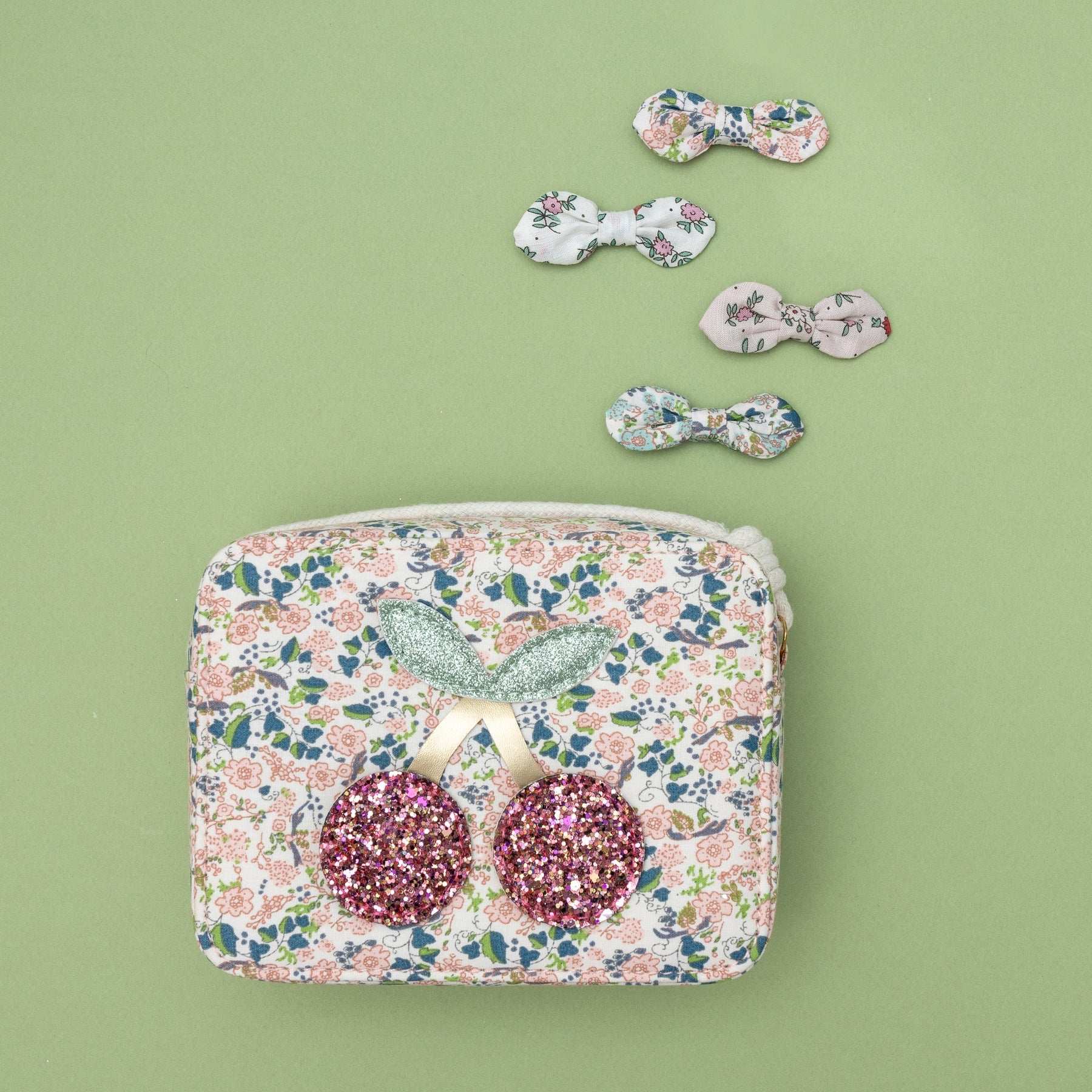 Bolso floral con cerezas