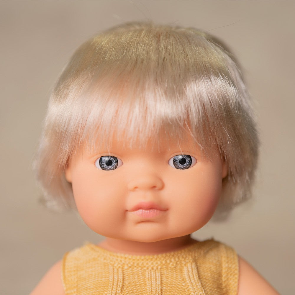 Muñeca rubia pelo corto 38cm implante