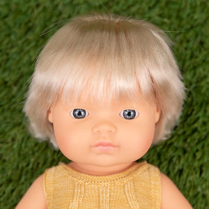 Muñeca rubia pelo corto 38cm implante