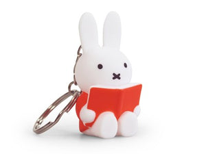 llavero miffy leyendo