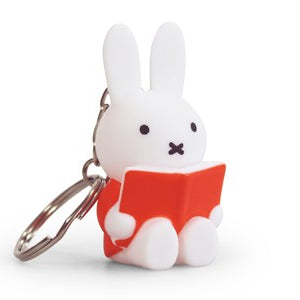 llavero miffy leyendo