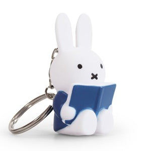 llavero miffy leyendo