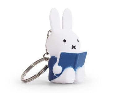 llavero miffy leyendo