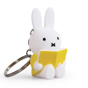 llavero miffy leyendo