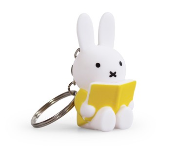 llavero miffy leyendo