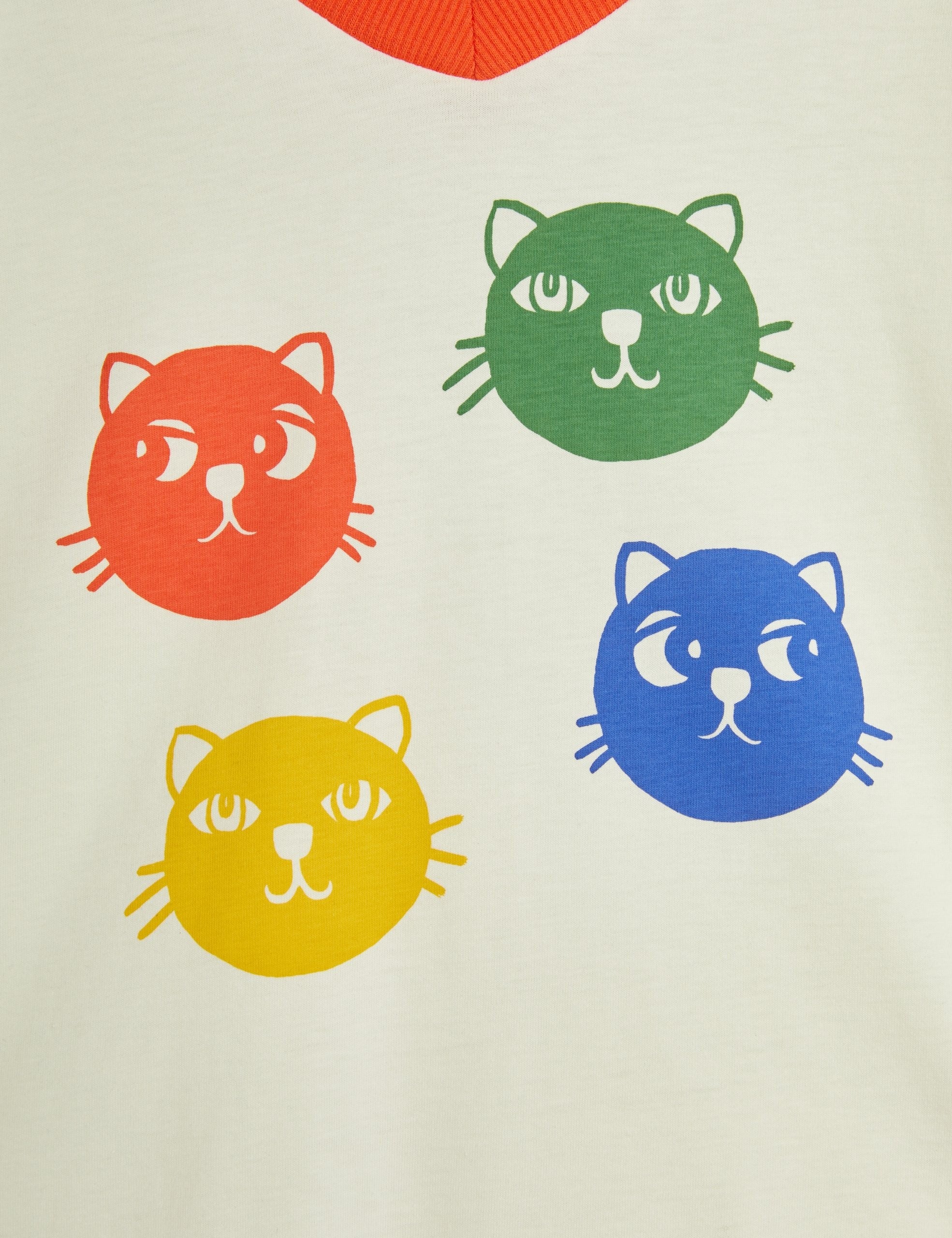 camiseta blanca gatos colores