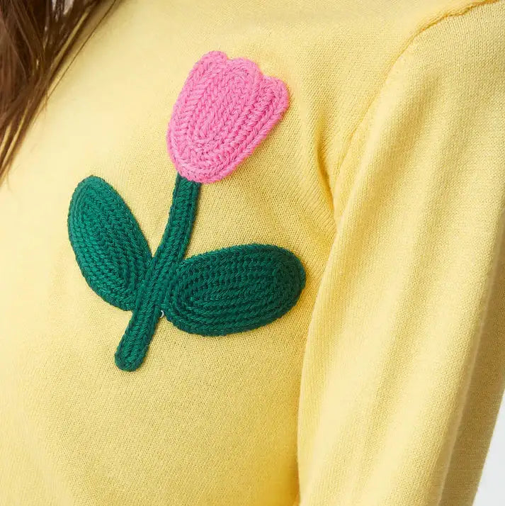 Jersey fino amarillo con bordado
