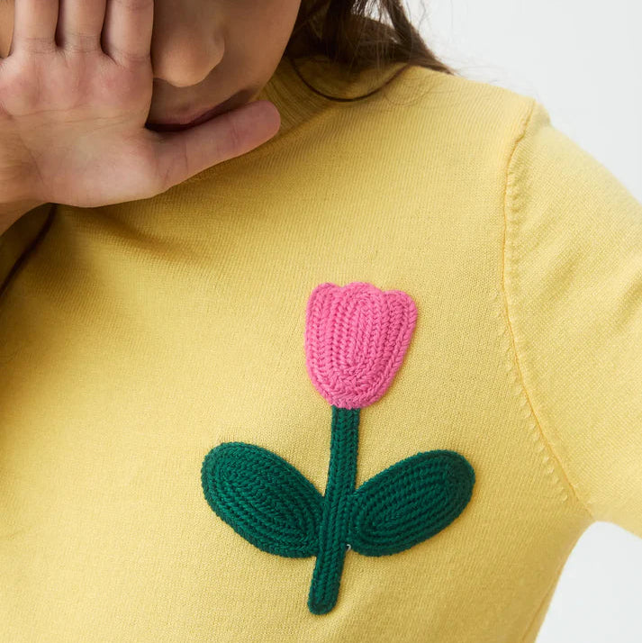 Jersey fino amarillo con bordado