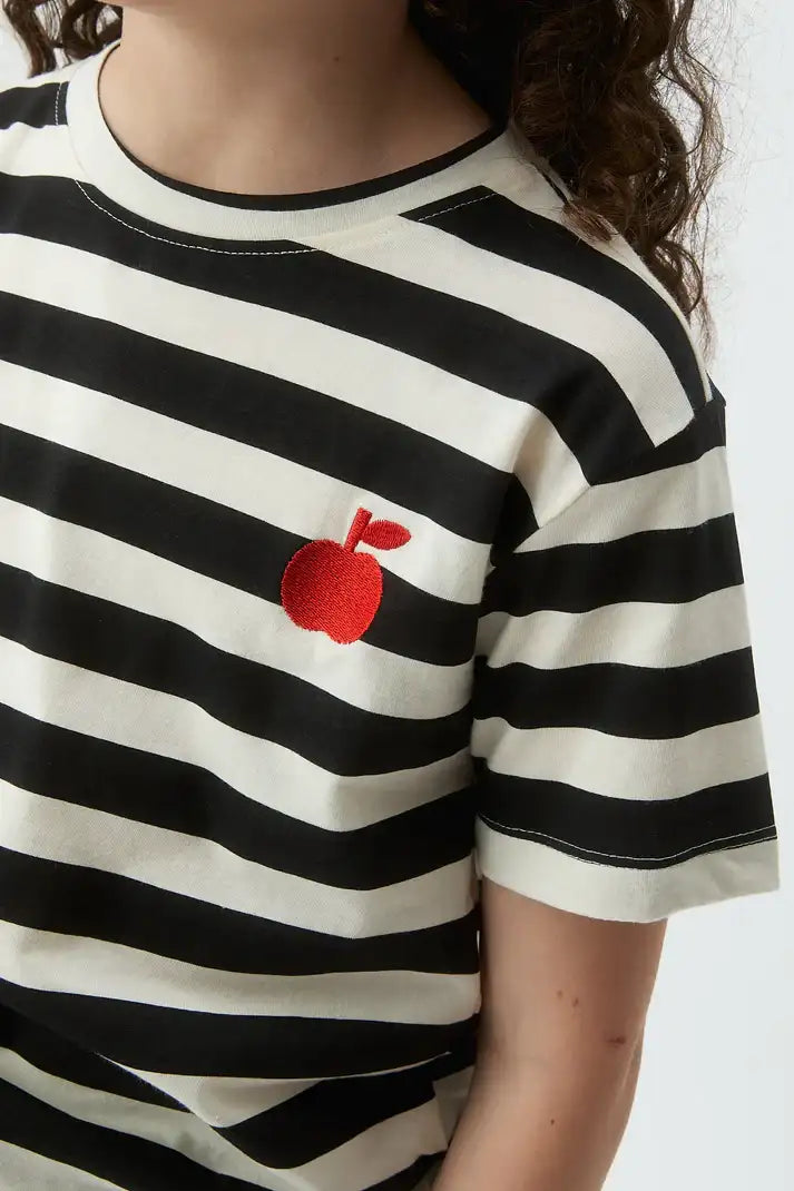 Camiseta Rayas Negras Bordado Manzana