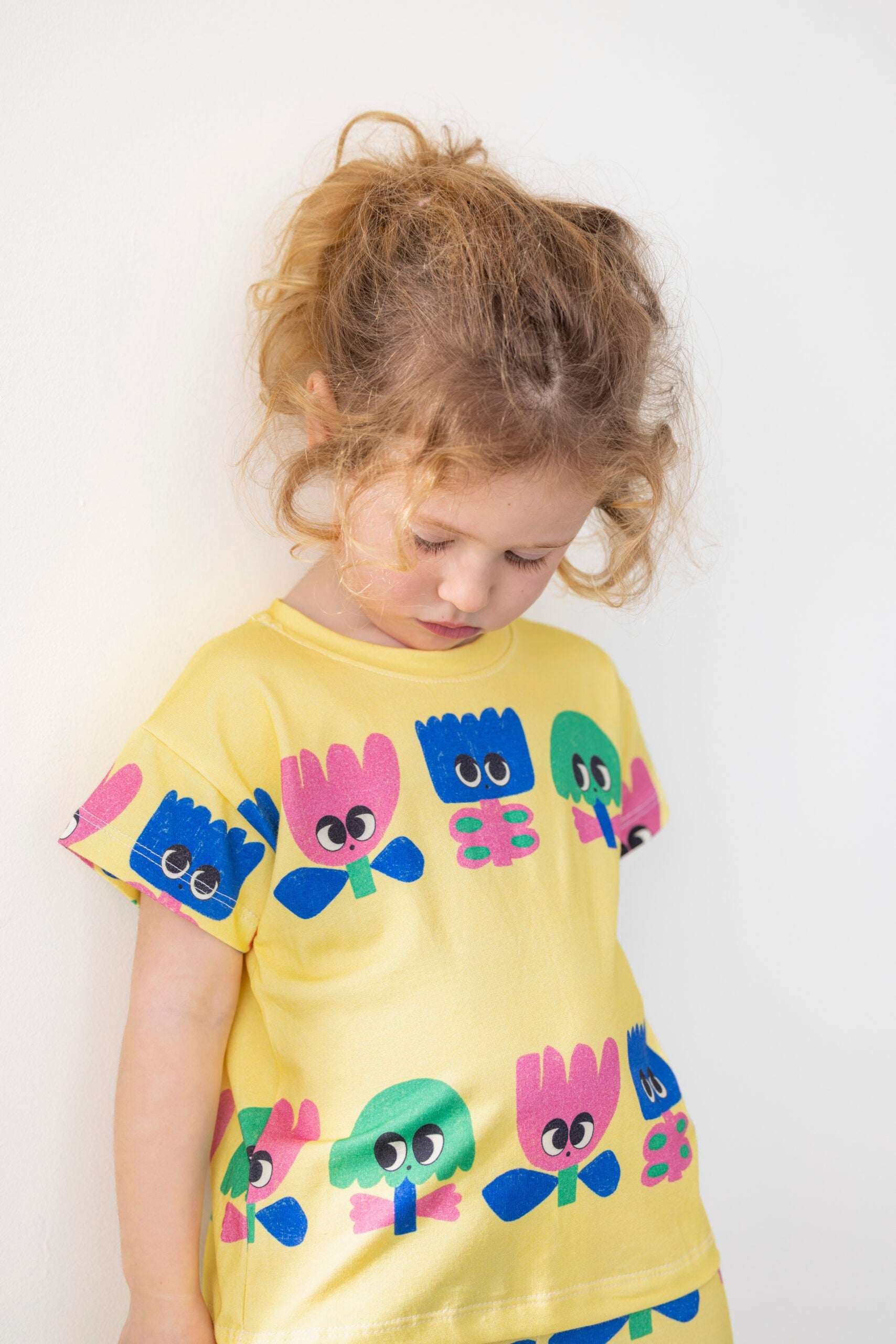 Camiseta amarilla con Flores