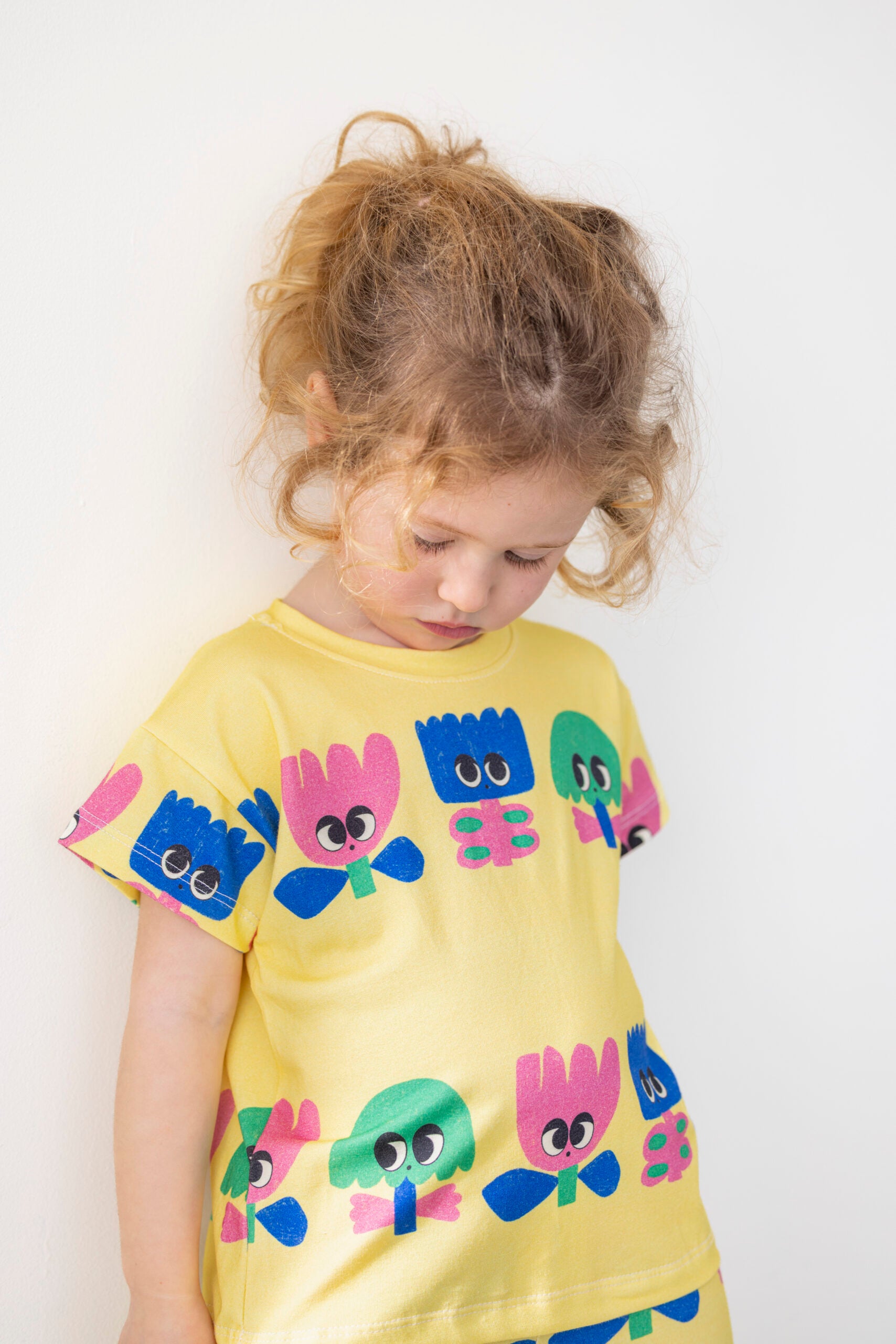 Camiseta amarilla con Flores