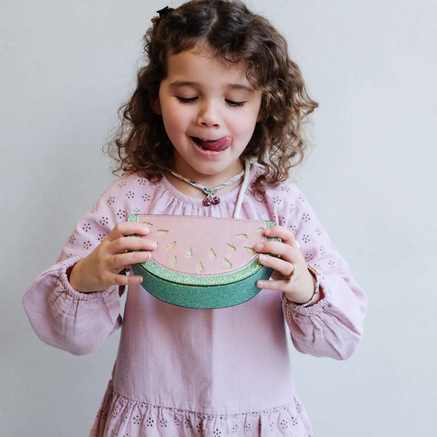 Bolso con forma de sandía rosa