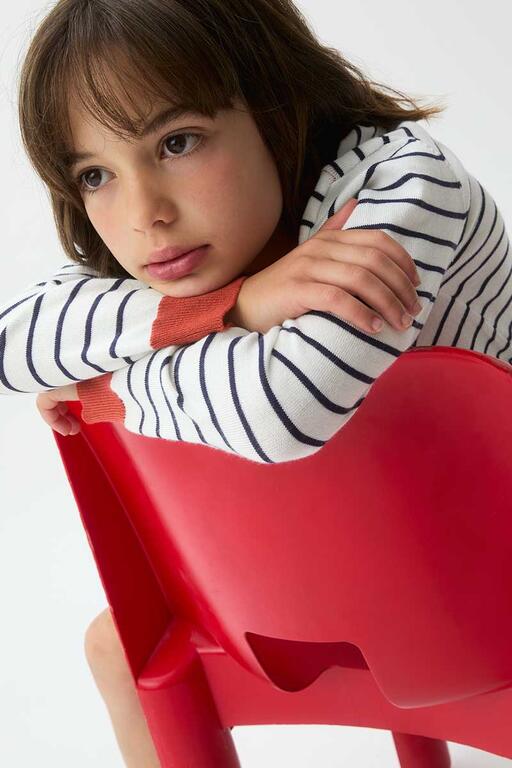 Jersey rayas con cuello rojo