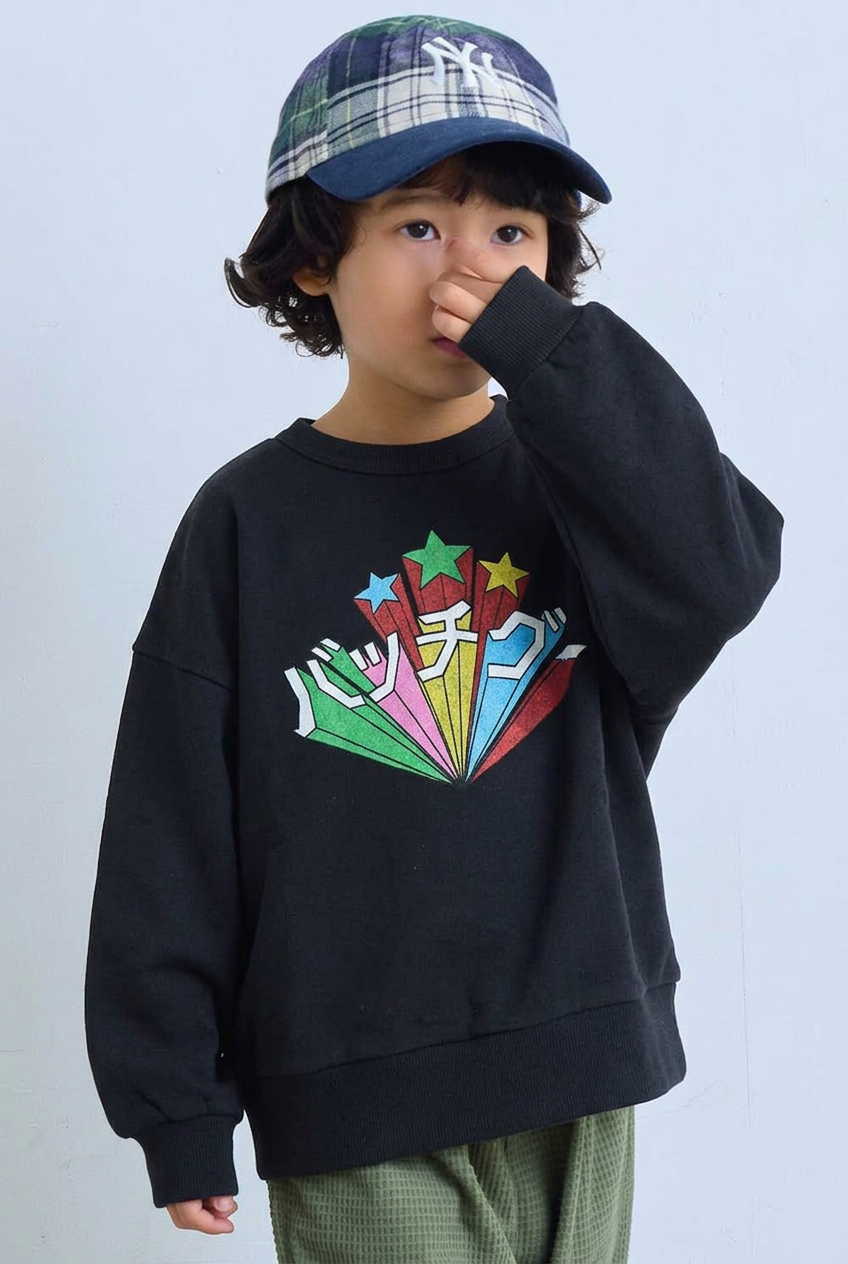 Modelo con la sudadera negra SuperStar