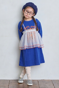 Vestido azul con tul blanco y remates rojos sobre la foto de referencia