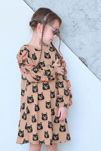 Vestido de gatitos, pose de detalle